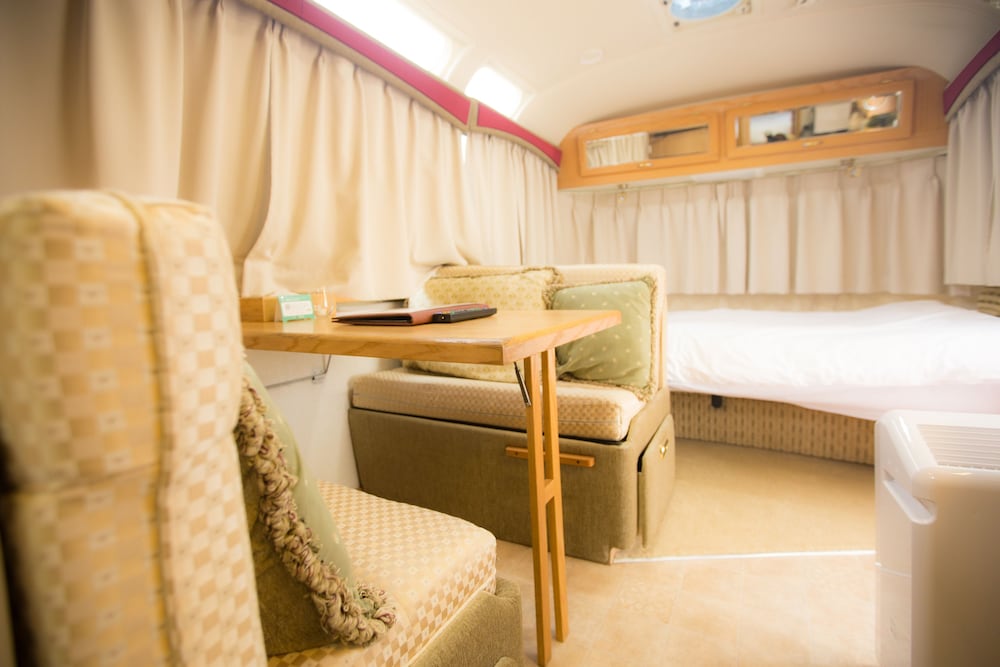 スタンダードエアストリーム (3名様用) 客室2 | GRAN CAMPING パームガーデン舞洲
