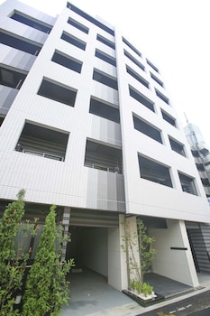 2500 冊を超えるマンガに囲まれた部屋