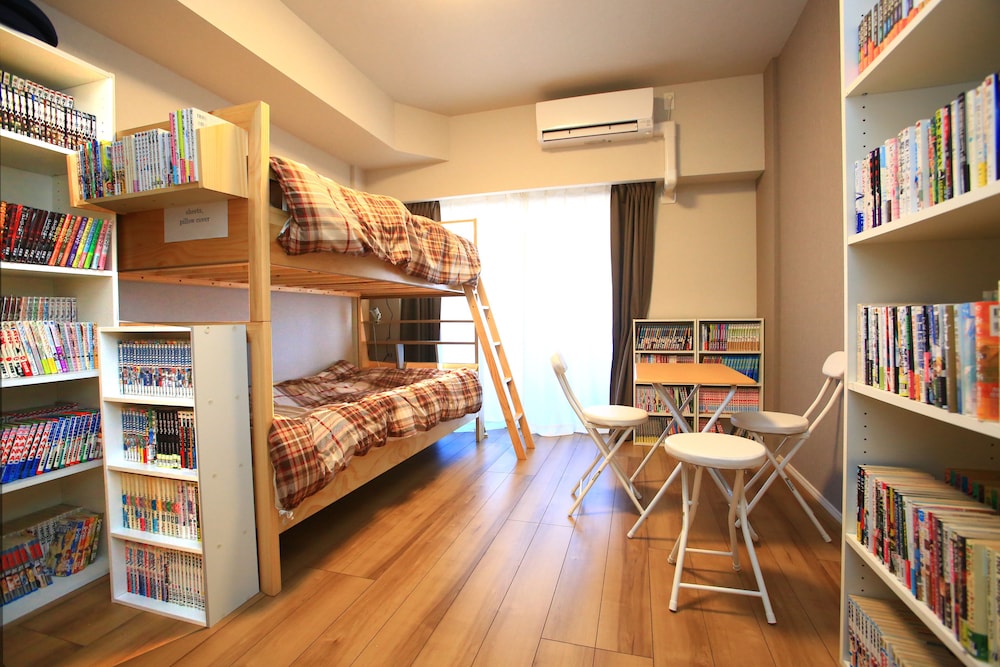 客室1 | 2500 冊を超えるマンガに囲まれた部屋 客室1 | 2500 冊を超えるマンガに囲まれた部屋