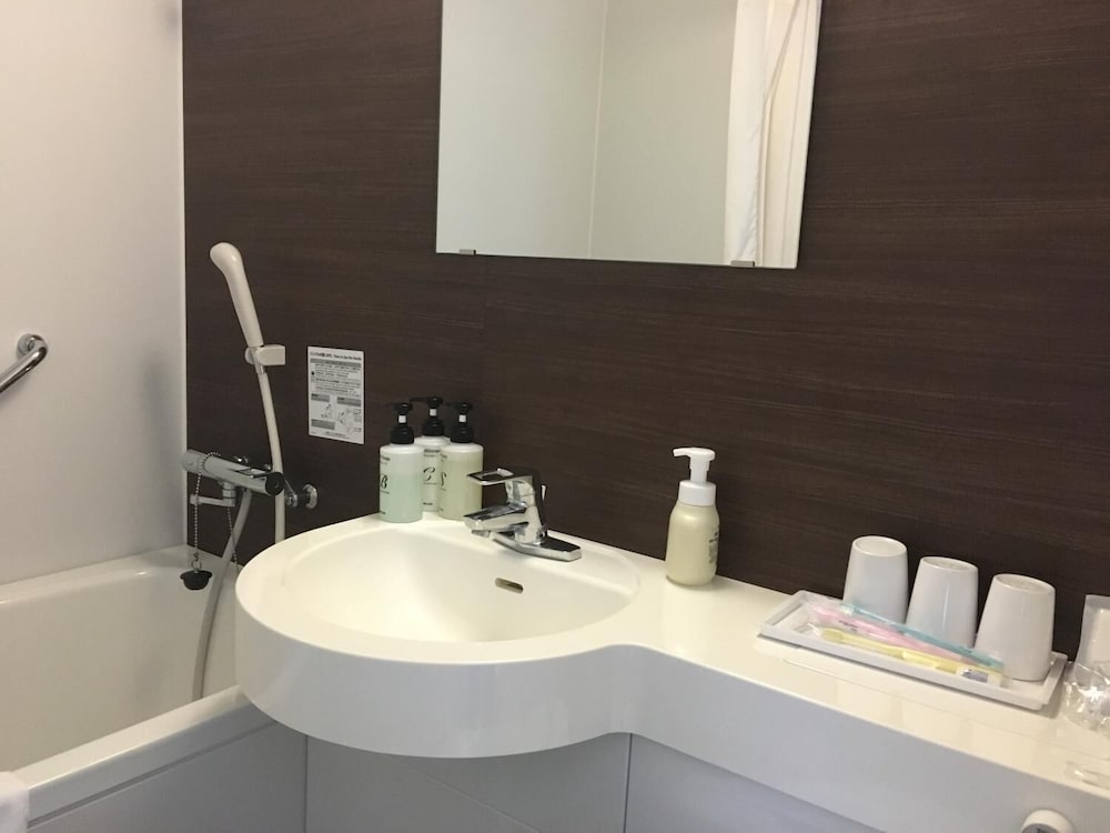 スタンダード ツインルーム バスルーム1 | KKR ホテル 名古屋