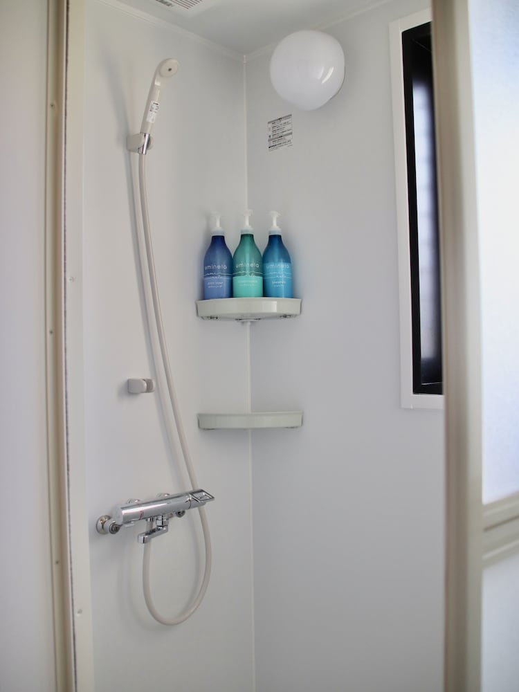 和室３人部屋（布団ルーム） バスルーム1 | HAKONE guesthouse gaku.