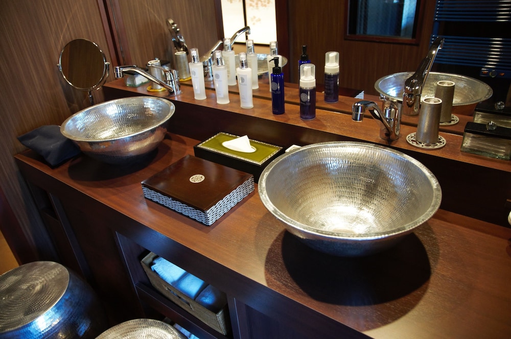 2階 木漏れ日の間 客室露天風呂付+個室お食事処 バスルームのシンク0 | 箱根藍瑠