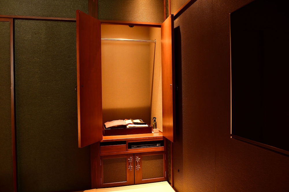 2階 木漏れ日の間 客室露天風呂付+個室お食事処 客室の設備とサービス0 | 箱根藍瑠