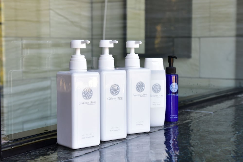 2階 木漏れ日の間 客室露天風呂付+個室お食事処 バスルームの設備1 | 箱根藍瑠