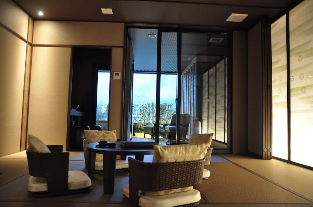 2階 木漏れ日の間 客室露天風呂付+個室お食事処 客室内のダイニングエリア0 | 箱根藍瑠