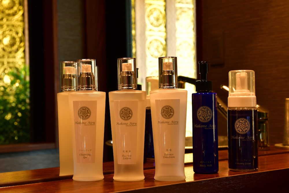 2階 木漏れ日の間 客室露天風呂付+個室お食事処 バスルームの設備0 | 箱根藍瑠