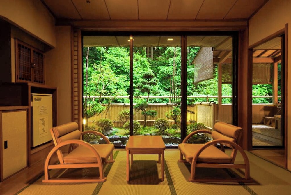 バリアフリー和洋室 38㎡ 客室1 | 松園荘 保津川亭