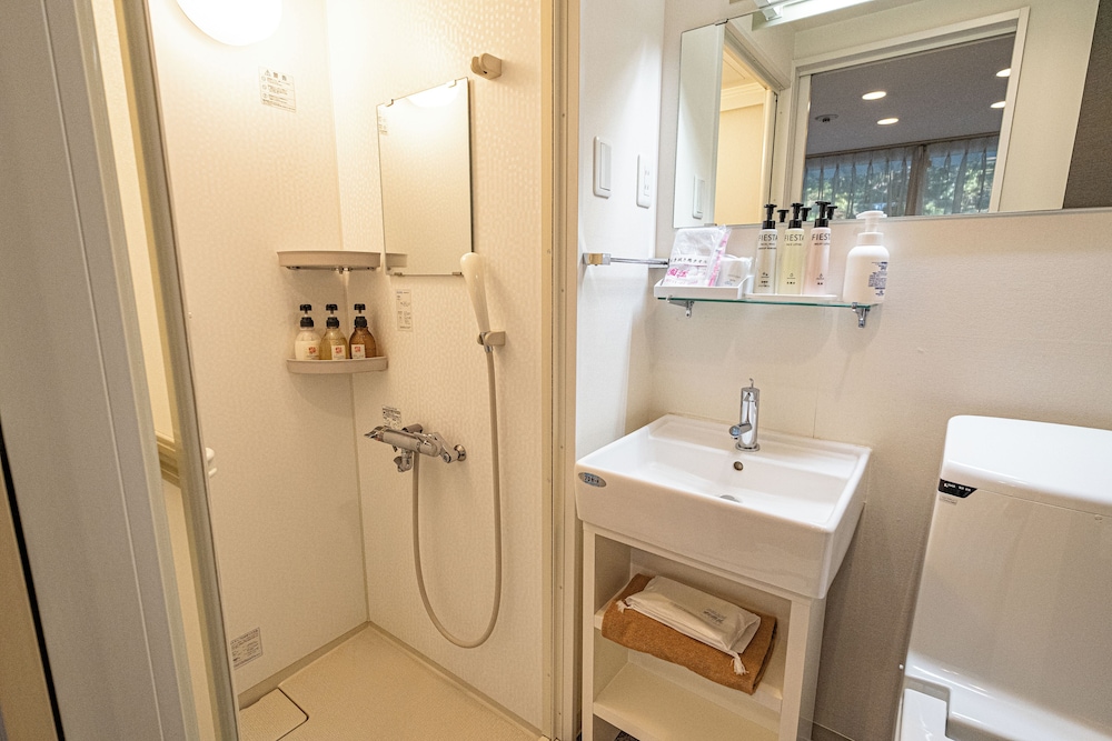 洋室ダブル 17㎡（シャワーのみ） バスルーム1 | 松園荘 保津川亭