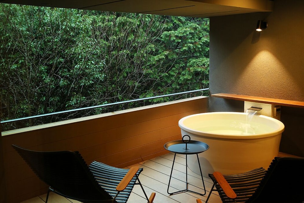 露天風呂付きスイートルーム 80㎡ バスルーム1 | 松園荘 保津川亭