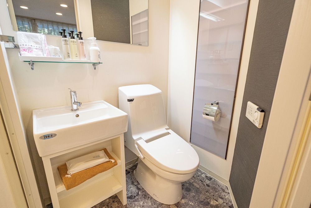 洋室ダブル 17㎡（シャワーのみ） バスルーム0 | 松園荘 保津川亭