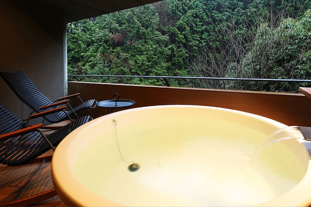 露天風呂付きスイートルーム 80㎡ バスルーム0 | 松園荘 保津川亭