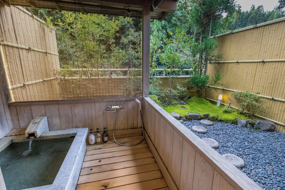 露天風呂付き和室(バス・トイレ付/鹿観の棟 山側) 客室1 | 松園荘 保津川亭