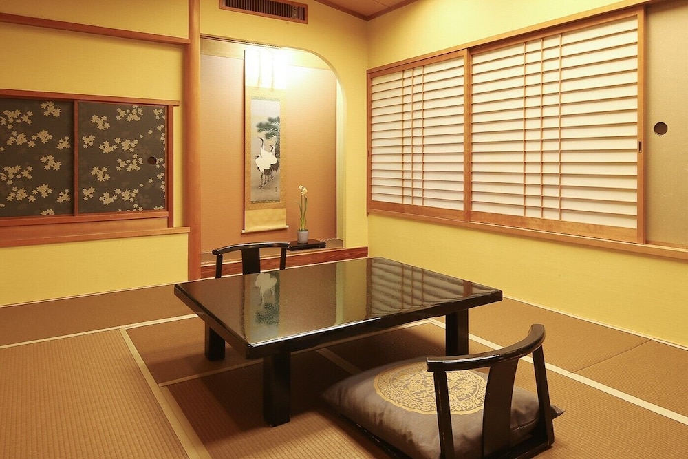 露天風呂付き和洋室 30㎡(鹿観の棟 山側) リビング エリア0 | 松園荘 保津川亭
