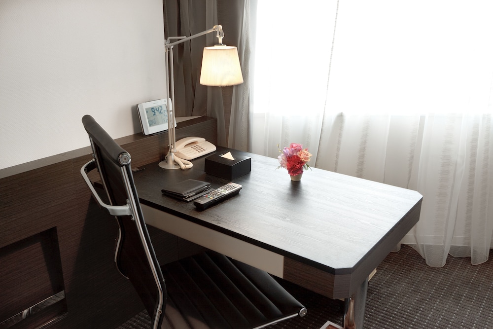 コーナーダブルルーム 禁煙 客室内のダイニングエリア0 | パレスホテル大宮