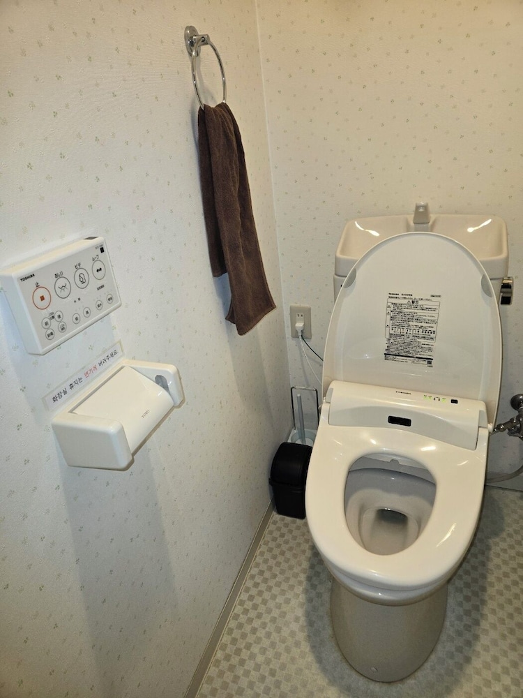 3号室プライベートルーム（トイレ、シャワー共用） 共用バスルーム2 | ゲストハウス ジャコテル 鶴橋