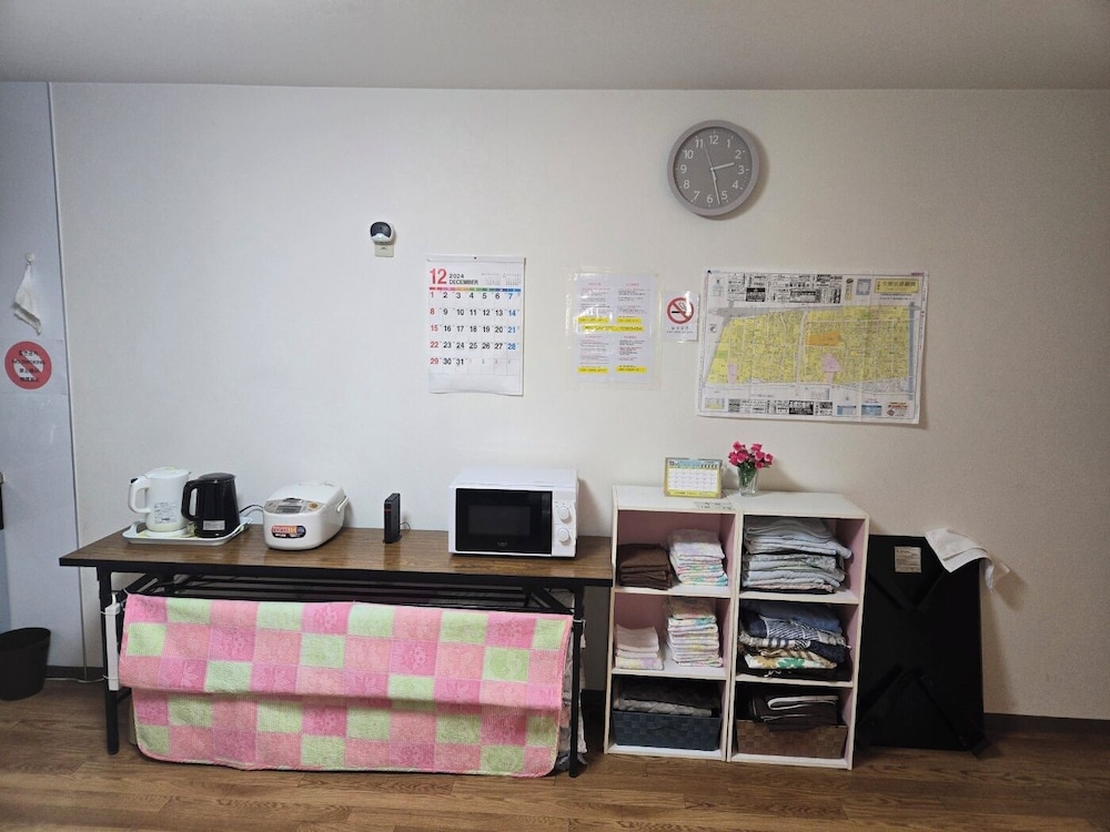 3号室プライベートルーム（トイレ、シャワー共用） リビング エリア1 | ゲストハウス ジャコテル 鶴橋