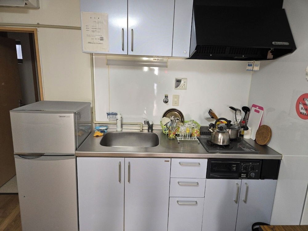 3号室プライベートルーム（トイレ、シャワー共用） 共用キッチン設備0 | ゲストハウス ジャコテル 鶴橋