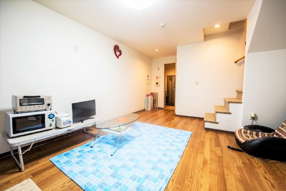 3号室プライベートルーム（トイレ、シャワー共用） リビング エリア3 | ゲストハウス ジャコテル 鶴橋