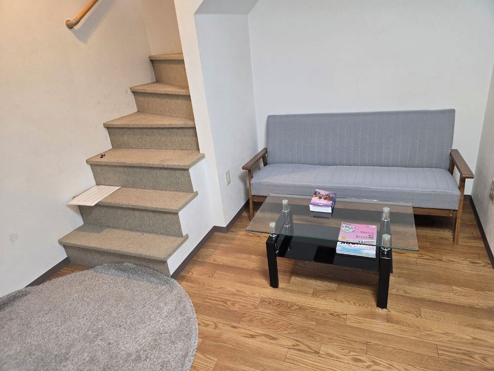 3号室プライベートルーム（トイレ、シャワー共用） リビング エリア0 | ゲストハウス ジャコテル 鶴橋