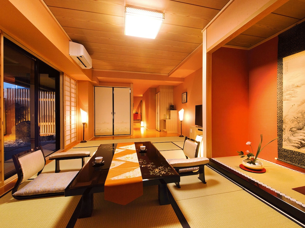 手水鉢からの水滴のささやきが聞こえる日本庭園石庭付のお部屋 (42sqm) リビング エリア0 | 古都平安の宿 奏 KANADE