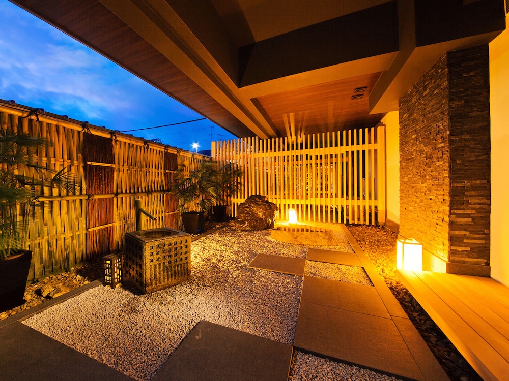 手水鉢からの水滴のささやきが聞こえる日本庭園石庭付のお部屋 (42sqm) テラス / パティオ0 | 古都平安の宿 奏 KANADE