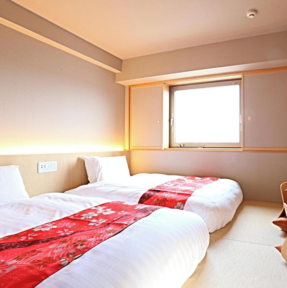 和洋室ツイン [20sqm 低床ベッド110cm/2台] 客室1 | ホテルウィングインターナショナルプレミアム金沢駅前