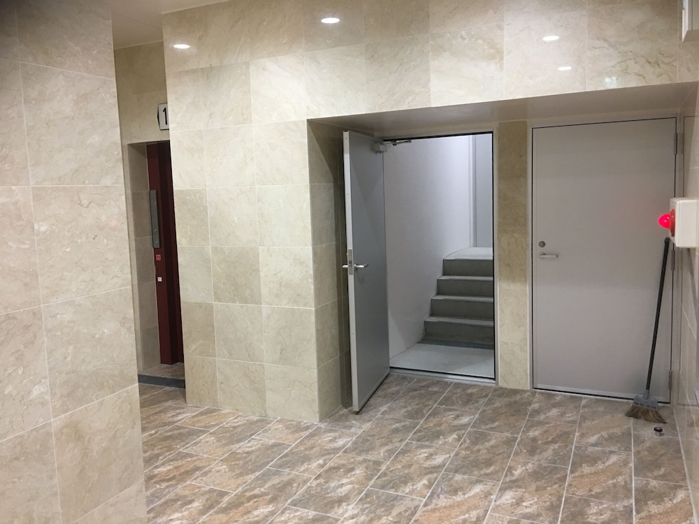 内部エントランス1 | 美らガーナハウス壺川 那覇