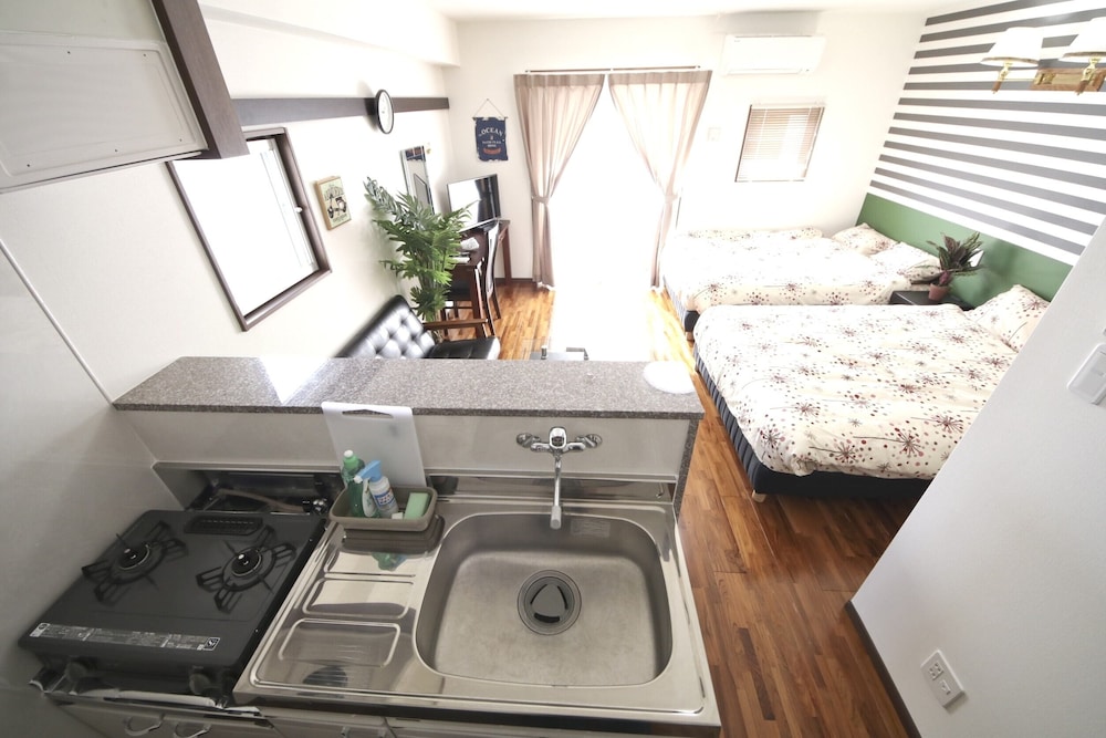 4 人部屋 専用キッチン1 | 美らガーナハウス壺川 那覇