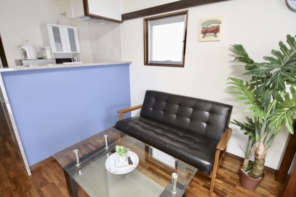 4 人部屋 客室13 | 美らガーナハウス壺川 那覇