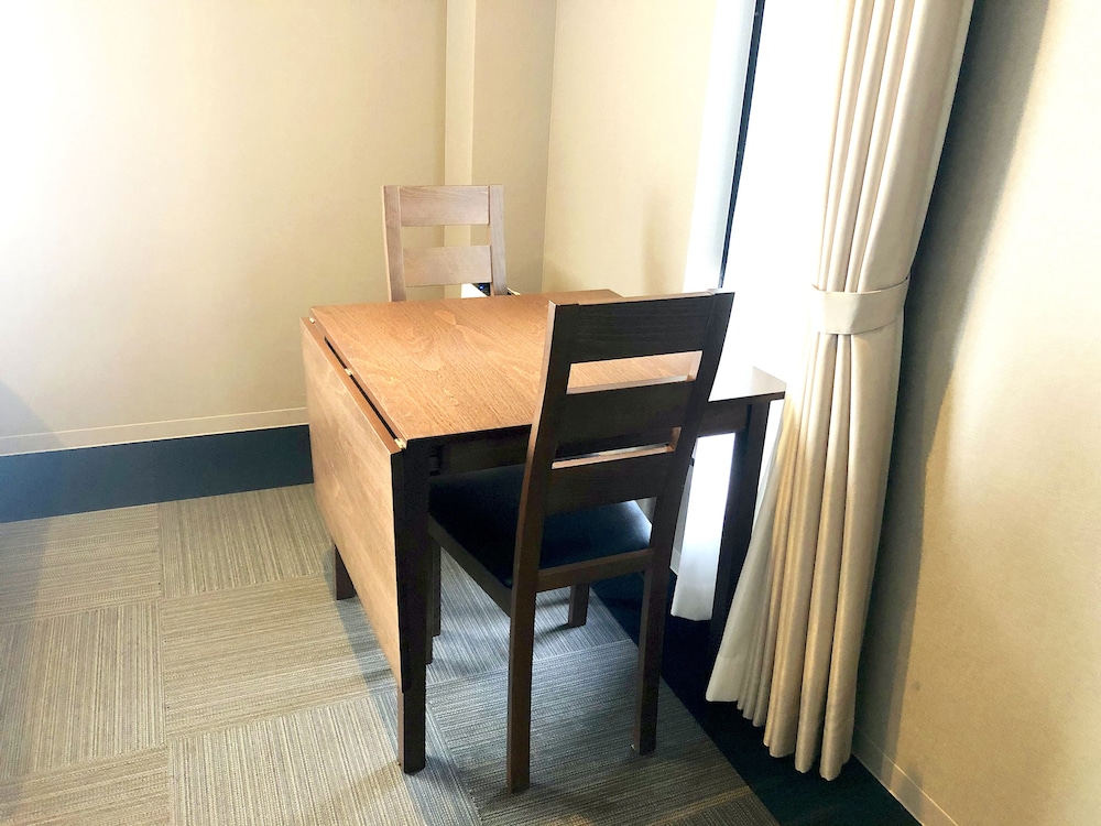 デラックス 4 人部屋 (5 ppl room) 客室内のダイニングエリア2 | アパートメントホテル セブンキーズ 京都