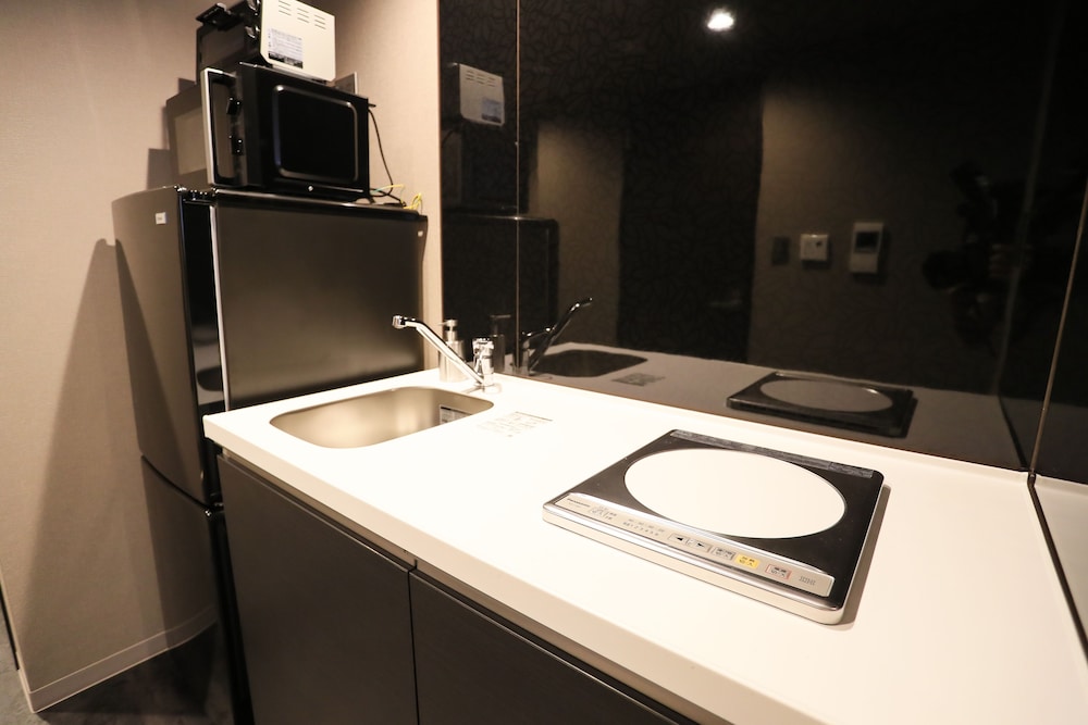 デラックス 4 人部屋 (5 ppl room) 専用キッチン1 | アパートメントホテル セブンキーズ 京都