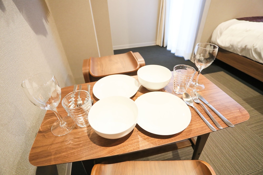 デラックス 4 人部屋 (5 ppl room) 客室内のダイニングエリア0 | アパートメントホテル セブンキーズ 京都