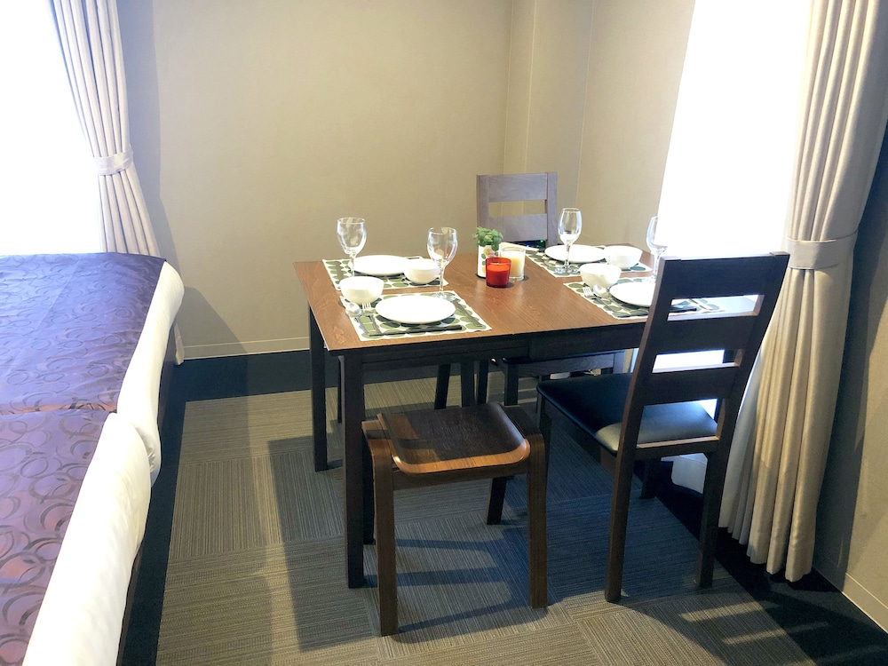 デラックス 4 人部屋 (5 ppl room) 客室内のダイニングエリア5 | アパートメントホテル セブンキーズ 京都