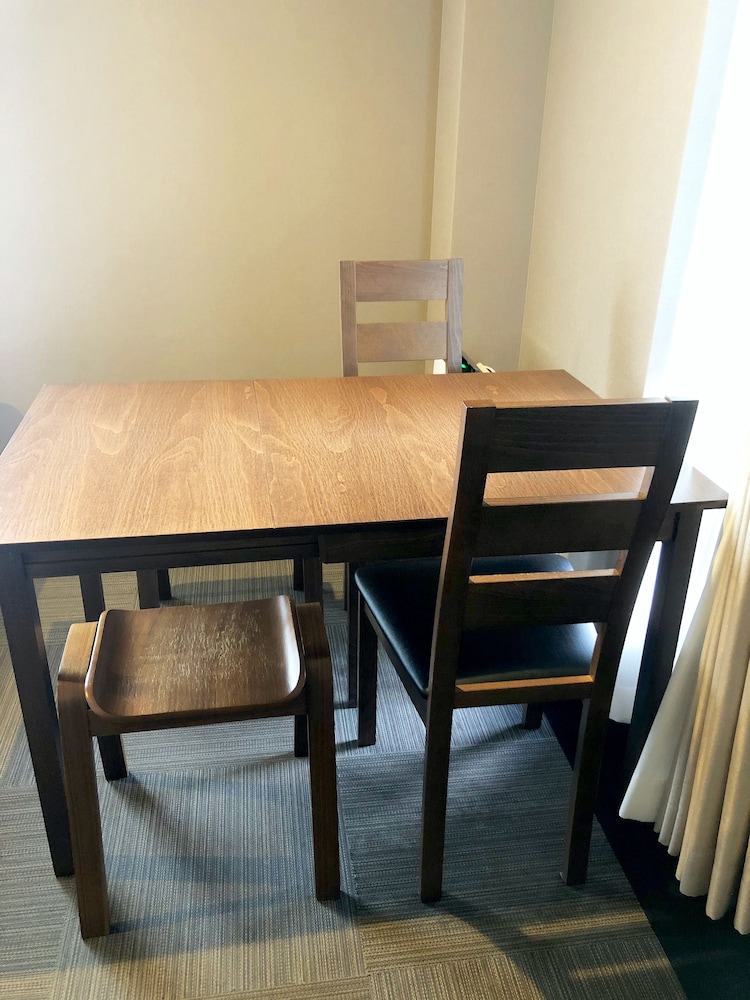 デラックス 4 人部屋 (5 ppl room) 客室内のダイニングエリア3 | アパートメントホテル セブンキーズ 京都