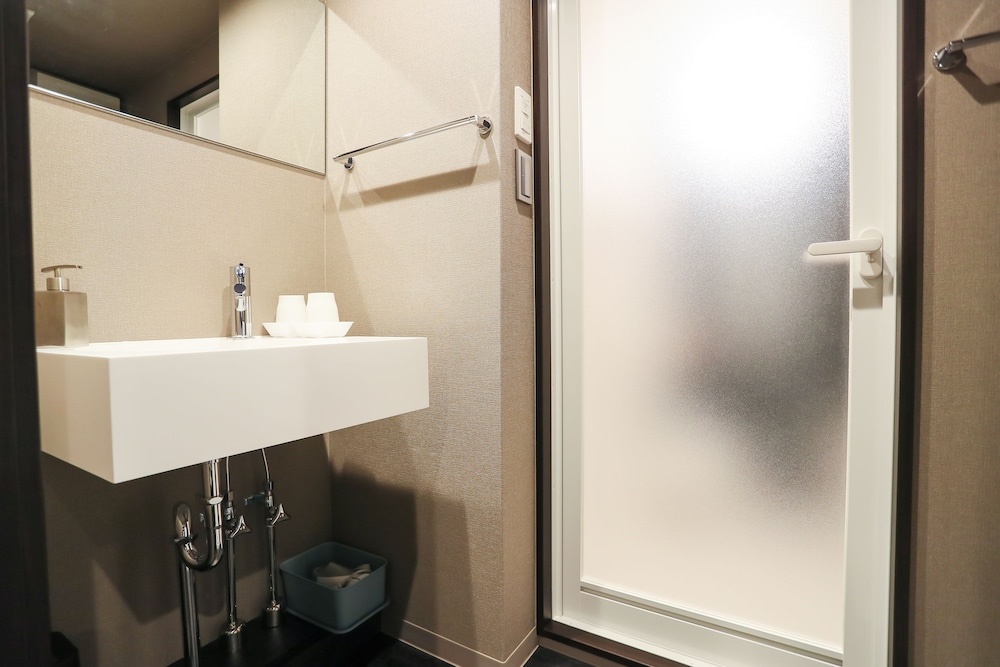 デラックス 4 人部屋 (5 ppl room) バスルーム2 | アパートメントホテル セブンキーズ 京都
