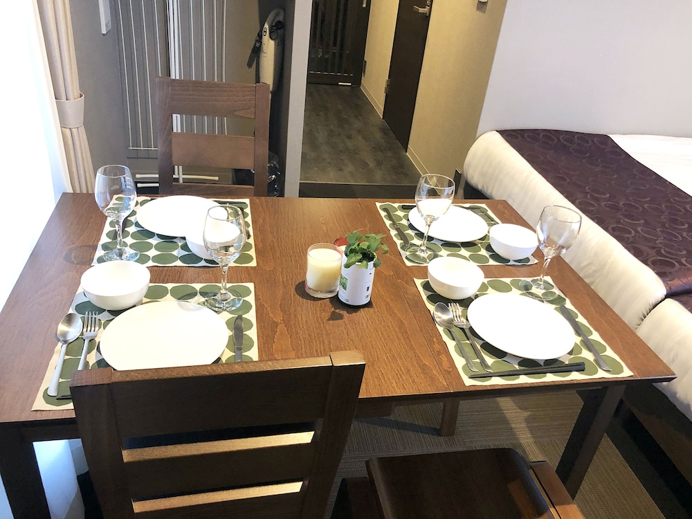 デラックス 4 人部屋 (5 ppl room) 客室内のダイニングエリア4 | アパートメントホテル セブンキーズ 京都