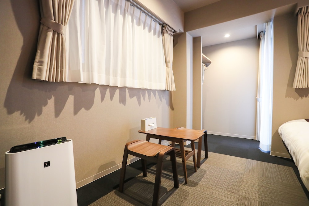 デラックス 4 人部屋 キッチン (4 ppl room) 客室内のダイニングエリア1 | アパートメントホテル セブンキーズ 京都