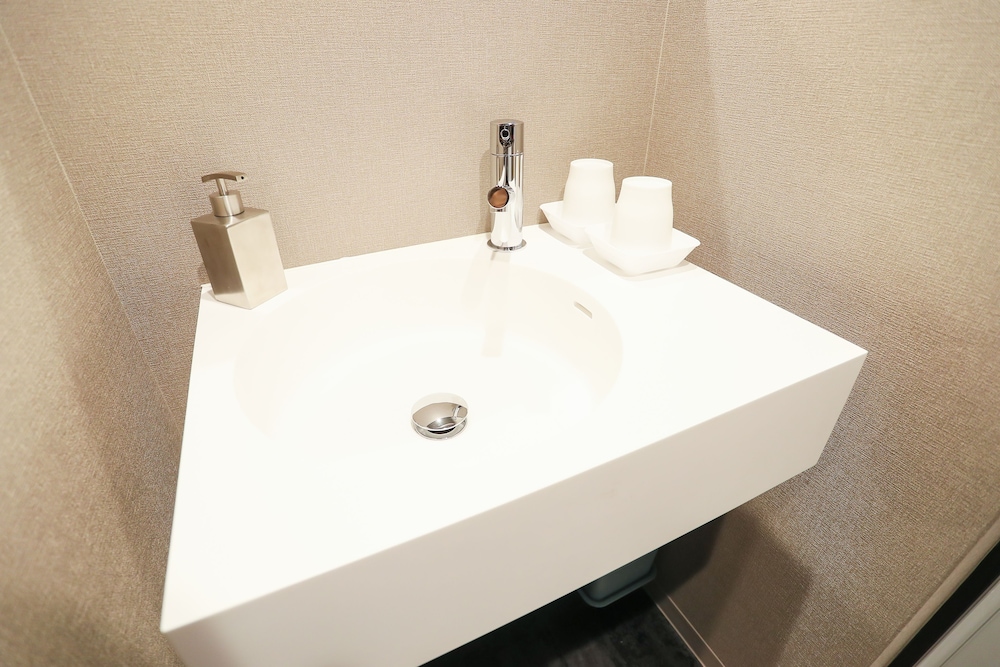 デラックス 4 人部屋 (5 ppl room) バスルームのシンク0 | アパートメントホテル セブンキーズ 京都