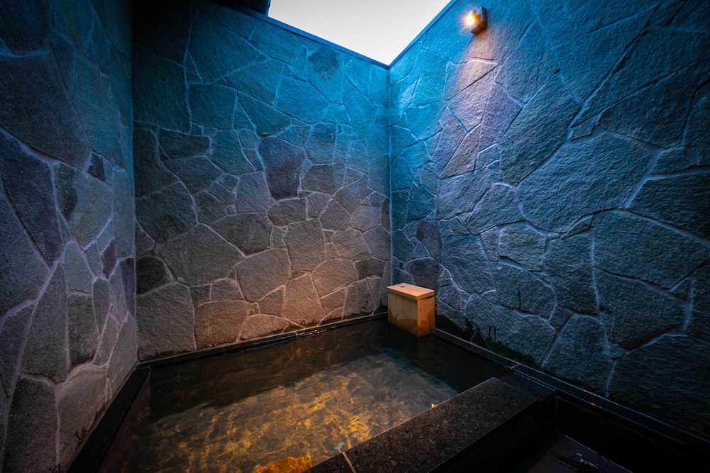 [特別室83平米] リビング＋和洋室＋寝室 露天内湯付き 禁煙 バスルーム0 | 源泉掛け流しの離れ宿 由布院別邸 風の森