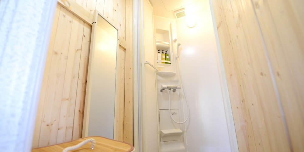 3人部屋和室（個室） バスルームのシャワー0 | はるのゲストハウス