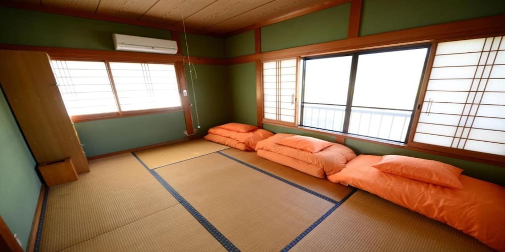 3人部屋和室（個室） 客室2 | はるのゲストハウス