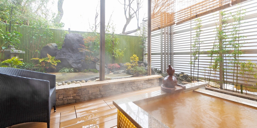 [L] 金泉露天＆足湯付特別室140平米/別館1階太閤 禁煙 客室4 | 天地の宿 奥の細道