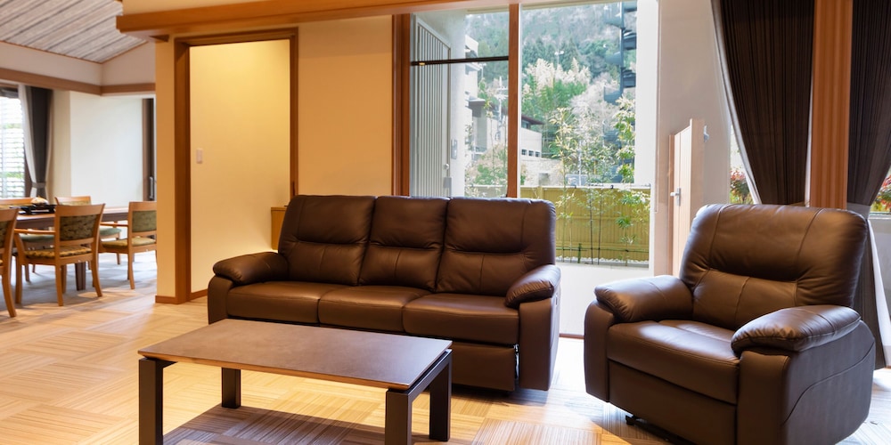 [L] 金泉露天＆足湯付特別室140平米/別館1階太閤 禁煙 リビング エリア1 | 天地の宿 奥の細道