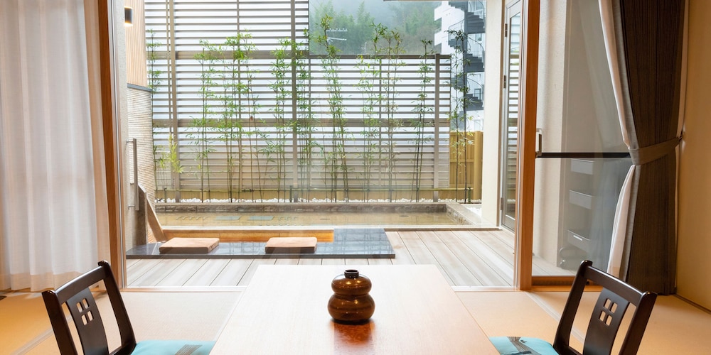 [L] 金泉露天＆足湯付特別室140平米/別館1階太閤 禁煙 客室1 | 天地の宿 奥の細道