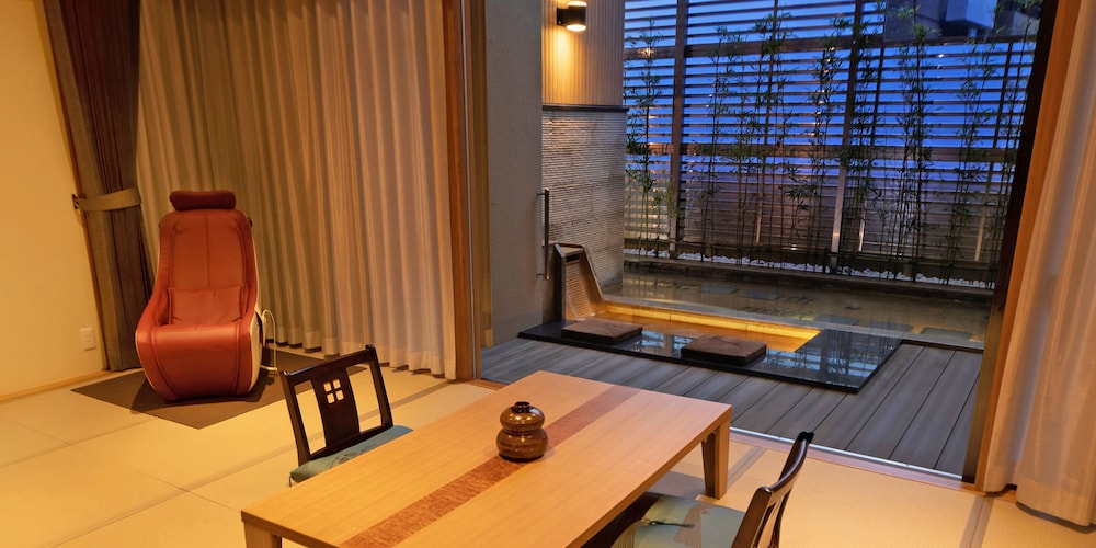 [L] 金泉露天＆足湯付特別室140平米/別館1階太閤 禁煙 客室2 | 天地の宿 奥の細道