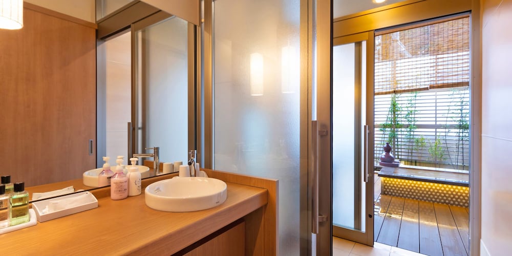 [L] 金泉露天＆足湯付特別室140平米/別館1階太閤 禁煙 バスルーム0 | 天地の宿 奥の細道