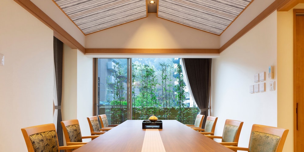 [L] 金泉露天＆足湯付特別室140平米/別館1階太閤 禁煙 客室内のダイニングエリア0 | 天地の宿 奥の細道