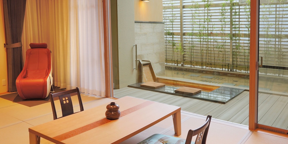 [L] 金泉露天＆足湯付特別室140平米/別館1階太閤 禁煙 テラス / パティオ2 | 天地の宿 奥の細道
