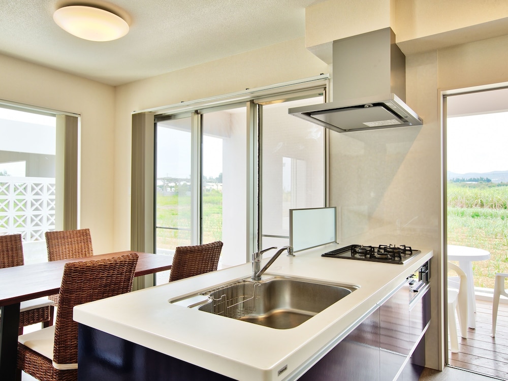 ファミリー コテージ 2 ベッドルーム 禁煙 専用キッチン1 | コテージ・シーウィンド今帰仁