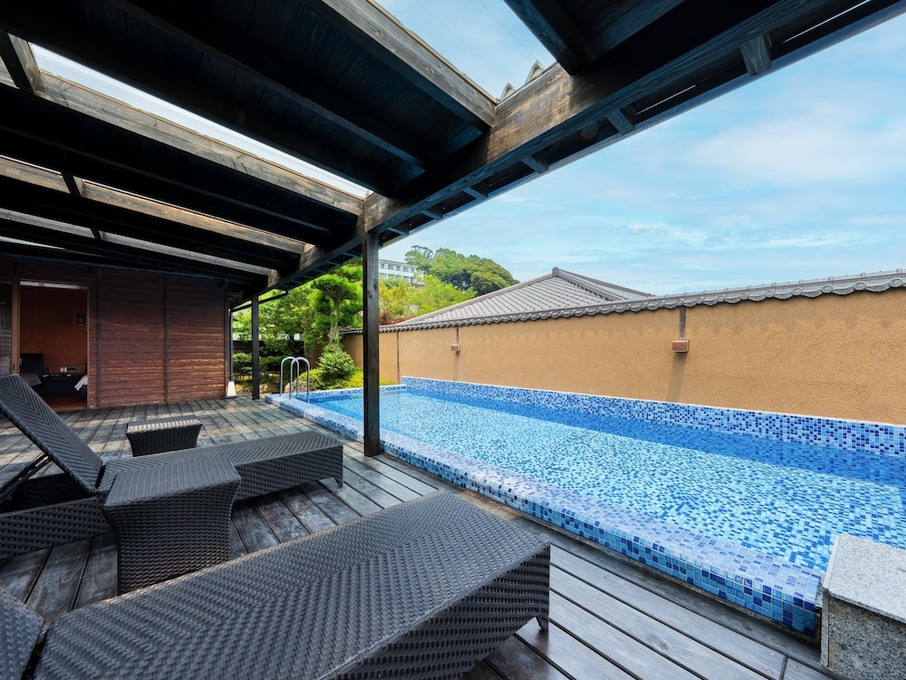 特別室 つつじ (露天風呂・夏季限定プール)禁煙 客室2 | 山荘 神和苑